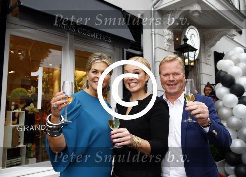 Oosterbeek 14 september 2013
Ronald Koeman op de Skin Cosmetics winkel van zijn vrouw Bartina en ochter Debbie.
