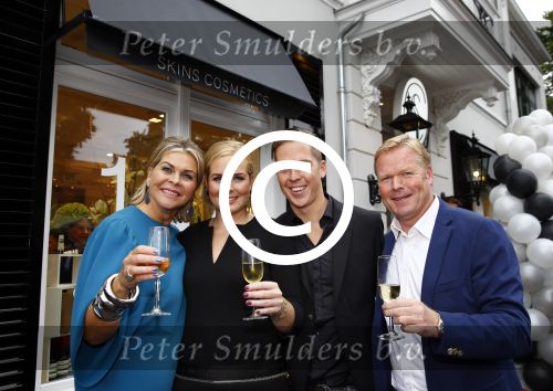 Oosterbeek 14 september 2013
Ronald Koeman op de Skin Cosmetics winkel van zijn vrouw Bartina en ochter Debbie.