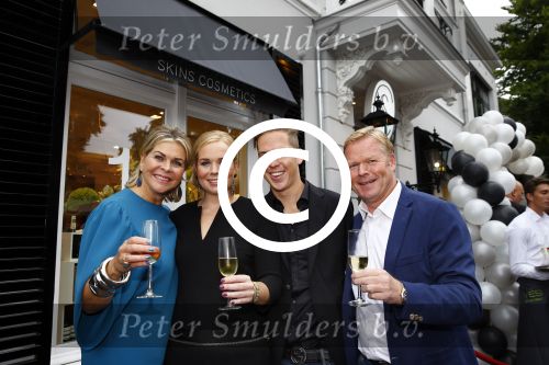 Oosterbeek 14 september 2013
Ronald Koeman op de Skin Cosmetics winkel van zijn vrouw Bartina en ochter Debbie.