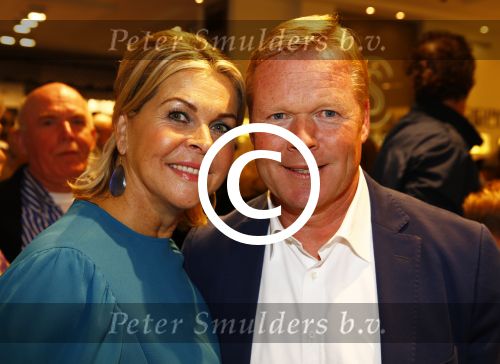 Oosterbeek 14 september 2013
Ronald Koeman op de Skin Cosmetics winkel van zijn vrouw Bartina en ochter Debbie.