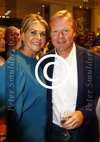 Oosterbeek 14 september 2013
Ronald Koeman op de Skin Cosmetics winkel van zijn vrouw Bartina en ochter Debbie.