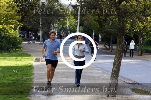Amsterdam 16 september 2013
Beau v Ereven Dorens en zijn vrouw Selly hard aan het lopen in het vondelpark. Ze trainen voor de dam tot dam loop.
Peter Smulders bv