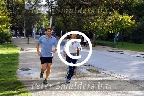 Amsterdam 16 september 2013
Beau v Ereven Dorens en zijn vrouw Selly hard aan het lopen in het vondelpark. Ze trainen voor de dam tot dam loop.
Peter Smulders bv