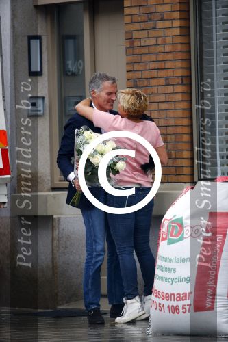 Amsterdam 11 oktober 2013
Caroline Tensen aan hetverhuizen van haar huur appartement naar haar nieuwe appartement aan de amstel . Vriend Ernst jan Smids kwam bloemen brengen en dochter Lotte Wisse hielp ook mee.