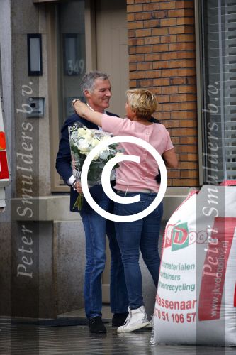 Amsterdam 11 oktober 2013
Caroline Tensen aan hetverhuizen van haar huur appartement naar haar nieuwe appartement aan de amstel . Vriend Ernst jan Smids kwam bloemen brengen en dochter Lotte Wisse hielp ook mee.