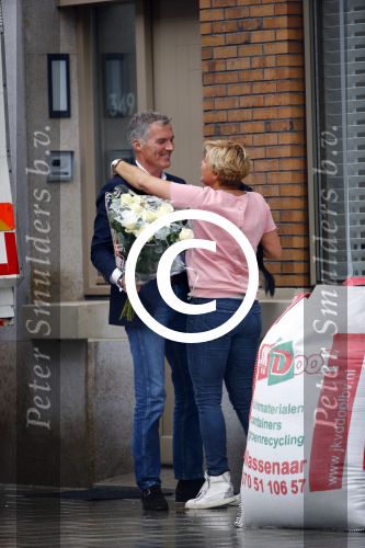 Amsterdam 11 oktober 2013
Caroline Tensen aan hetverhuizen van haar huur appartement naar haar nieuwe appartement aan de amstel . Vriend Ernst jan Smids kwam bloemen brengen en dochter Lotte Wisse hielp ook mee.