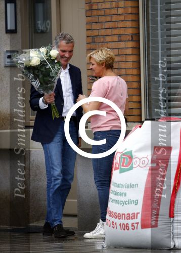 Amsterdam 11 oktober 2013
Caroline Tensen aan hetverhuizen van haar huur appartement naar haar nieuwe appartement aan de amstel . Vriend Ernst jan Smids kwam bloemen brengen en dochter Lotte Wisse hielp ook mee.