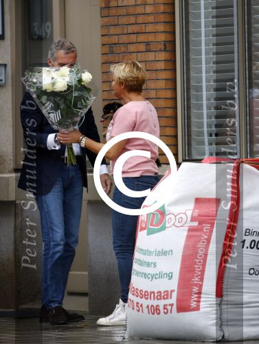 Amsterdam 11 oktober 2013
Caroline Tensen aan hetverhuizen van haar huur appartement naar haar nieuwe appartement aan de amstel . Vriend Ernst jan Smids kwam bloemen brengen en dochter Lotte Wisse hielp ook mee.