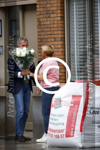 Amsterdam 11 oktober 2013
Caroline Tensen aan hetverhuizen van haar huur appartement naar haar nieuwe appartement aan de amstel . Vriend Ernst jan Smids kwam bloemen brengen en dochter Lotte Wisse hielp ook mee.