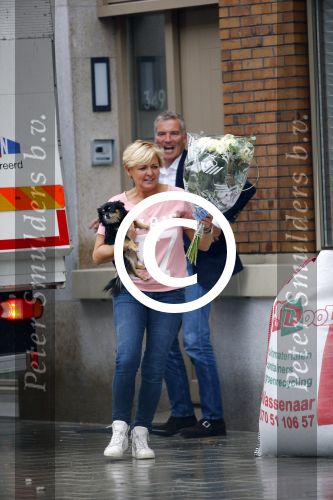 Amsterdam 11 oktober 2013
Caroline Tensen aan hetverhuizen van haar huur appartement naar haar nieuwe appartement aan de amstel . Vriend Ernst jan Smids kwam bloemen brengen en dochter Lotte Wisse hielp ook mee.