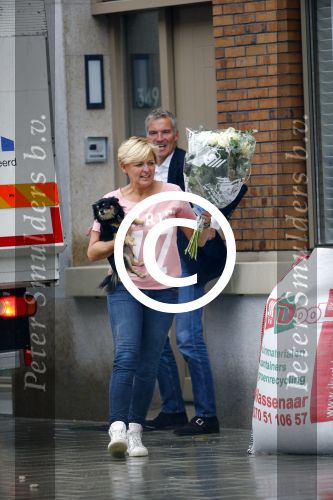 Amsterdam 11 oktober 2013
Caroline Tensen aan hetverhuizen van haar huur appartement naar haar nieuwe appartement aan de amstel . Vriend Ernst jan Smids kwam bloemen brengen en dochter Lotte Wisse hielp ook mee.
