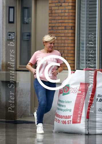Amsterdam 11 oktober 2013
Caroline Tensen aan hetverhuizen van haar huur appartement naar haar nieuwe appartement aan de amstel . Vriend Ernst jan Smids kwam bloemen brengen en dochter Lotte Wisse hielp ook mee.