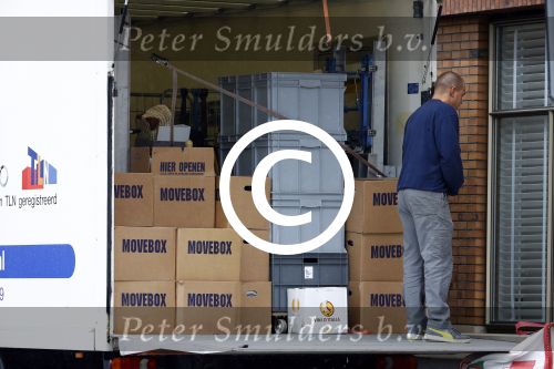 Amsterdam 11 oktober 2013
Caroline Tensen aan hetverhuizen van haar huur appartement naar haar nieuwe appartement aan de amstel . Vriend Ernst jan Smids kwam bloemen brengen en dochter Lotte Wisse hielp ook mee.