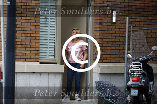 Amsterdam 11 oktober 2013
Caroline Tensen aan hetverhuizen van haar huur appartement naar haar nieuwe appartement aan de amstel . Vriend Ernst jan Smids kwam bloemen brengen en dochter Lotte Wisse hielp ook mee.