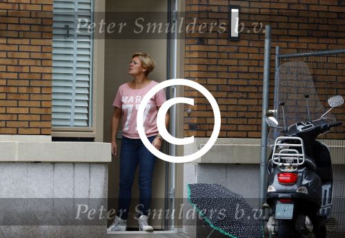 Amsterdam 11 oktober 2013
Caroline Tensen aan hetverhuizen van haar huur appartement naar haar nieuwe appartement aan de amstel . Vriend Ernst jan Smids kwam bloemen brengen en dochter Lotte Wisse hielp ook mee.