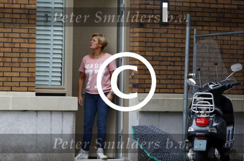 Amsterdam 11 oktober 2013
Caroline Tensen aan hetverhuizen van haar huur appartement naar haar nieuwe appartement aan de amstel . Vriend Ernst jan Smids kwam bloemen brengen en dochter Lotte Wisse hielp ook mee.