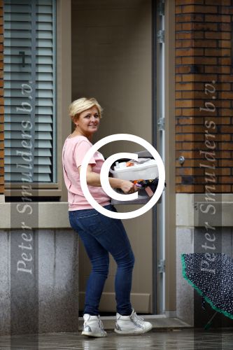 Amsterdam 11 oktober 2013
Caroline Tensen aan hetverhuizen van haar huur appartement naar haar nieuwe appartement aan de amstel . Vriend Ernst jan Smids kwam bloemen brengen en dochter Lotte Wisse hielp ook mee.