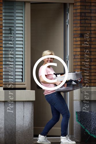 Amsterdam 11 oktober 2013
Caroline Tensen aan hetverhuizen van haar huur appartement naar haar nieuwe appartement aan de amstel . Vriend Ernst jan Smids kwam bloemen brengen en dochter Lotte Wisse hielp ook mee.