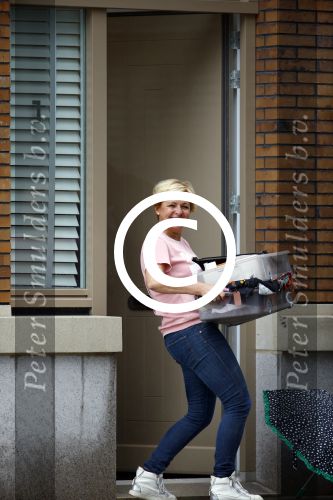 Amsterdam 11 oktober 2013
Caroline Tensen aan hetverhuizen van haar huur appartement naar haar nieuwe appartement aan de amstel . Vriend Ernst jan Smids kwam bloemen brengen en dochter Lotte Wisse hielp ook mee.
