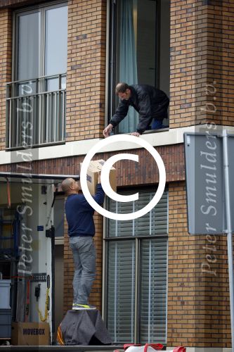Amsterdam 11 oktober 2013
Caroline Tensen aan hetverhuizen van haar huur appartement naar haar nieuwe appartement aan de amstel . Vriend Ernst jan Smids kwam bloemen brengen en dochter Lotte Wisse hielp ook mee.