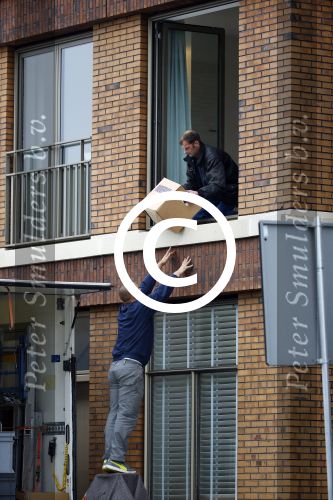 Amsterdam 11 oktober 2013
Caroline Tensen aan hetverhuizen van haar huur appartement naar haar nieuwe appartement aan de amstel . Vriend Ernst jan Smids kwam bloemen brengen en dochter Lotte Wisse hielp ook mee.