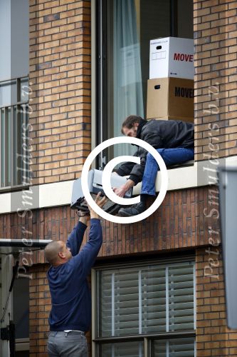 Amsterdam 11 oktober 2013
Caroline Tensen aan hetverhuizen van haar huur appartement naar haar nieuwe appartement aan de amstel . Vriend Ernst jan Smids kwam bloemen brengen en dochter Lotte Wisse hielp ook mee.