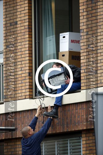 Amsterdam 11 oktober 2013
Caroline Tensen aan hetverhuizen van haar huur appartement naar haar nieuwe appartement aan de amstel . Vriend Ernst jan Smids kwam bloemen brengen en dochter Lotte Wisse hielp ook mee.