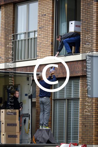 Amsterdam 11 oktober 2013
Caroline Tensen aan hetverhuizen van haar huur appartement naar haar nieuwe appartement aan de amstel . Vriend Ernst jan Smids kwam bloemen brengen en dochter Lotte Wisse hielp ook mee.