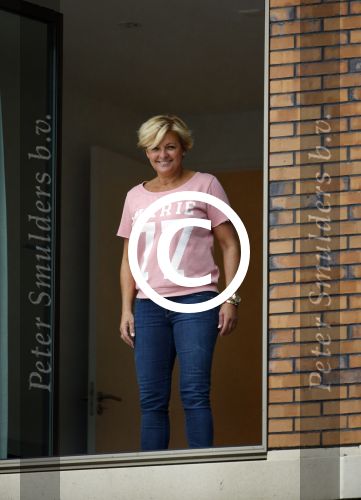 Amsterdam 11 oktober 2013
Caroline Tensen aan hetverhuizen van haar huur appartement naar haar nieuwe appartement aan de amstel . Vriend Ernst jan Smids kwam bloemen brengen en dochter Lotte Wisse hielp ook mee.