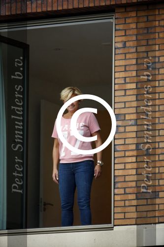 Amsterdam 11 oktober 2013
Caroline Tensen aan hetverhuizen van haar huur appartement naar haar nieuwe appartement aan de amstel . Vriend Ernst jan Smids kwam bloemen brengen en dochter Lotte Wisse hielp ook mee.