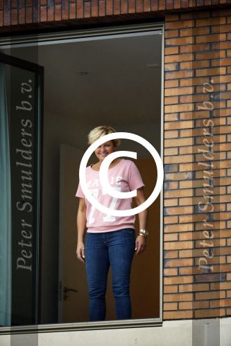 Amsterdam 11 oktober 2013
Caroline Tensen aan hetverhuizen van haar huur appartement naar haar nieuwe appartement aan de amstel . Vriend Ernst jan Smids kwam bloemen brengen en dochter Lotte Wisse hielp ook mee.
