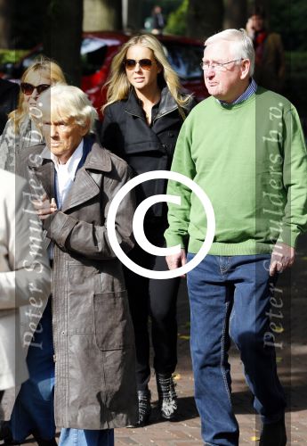 Laren 2 oktober 2013
Kerkdienst naar aanleiding van het overlijden van John de mol sr in de sint Jansbasiliek. Het was enorm druk met vrienden en familie.