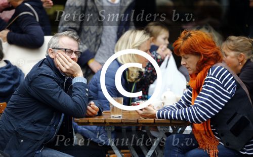 Amsterdam 4 oktober 2013
Chazia Mourali met man op terras.