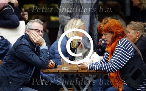 Amsterdam 4 oktober 2013
Chazia Mourali met man op terras.