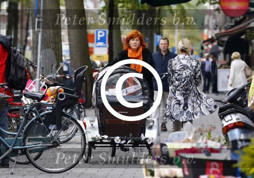 Amsterdam 4 oktober 2013
Chazia Mourali met man op terras.