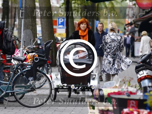 Amsterdam 4 oktober 2013
Chazia Mourali met man op terras.