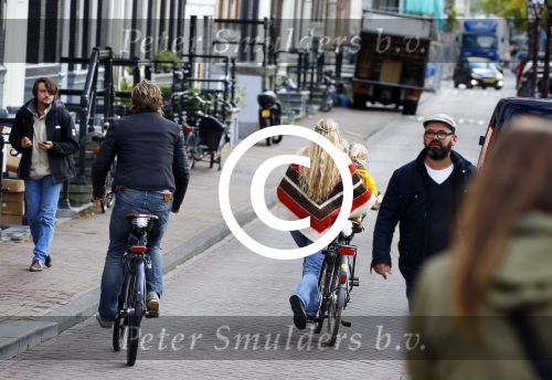 Amsterdam 10 oktober 2013
Chris Zegers met zijn vriendin Marije Braber en hun zoontje Eden op de fiets.
