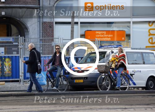 Amsterdam 10 oktober 2013
Chris Zegers met zijn vriendin Marije Braber en hun zoontje Eden op de fiets.