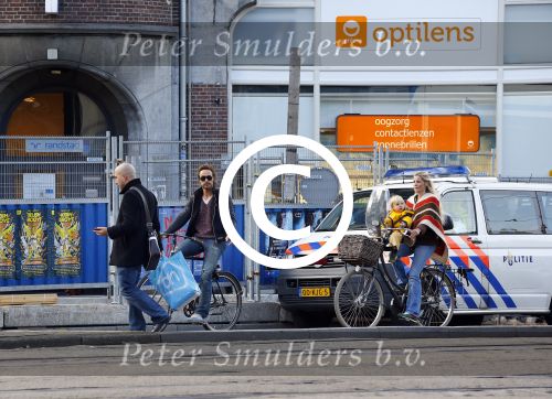 Amsterdam 10 oktober 2013
Chris Zegers met zijn vriendin Marije Braber en hun zoontje Eden op de fiets.