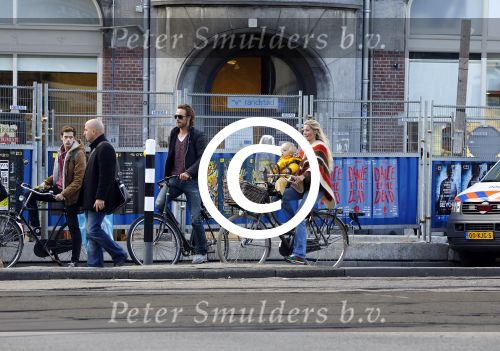 Amsterdam 10 oktober 2013
Chris Zegers met zijn vriendin Marije Braber en hun zoontje Eden op de fiets.
