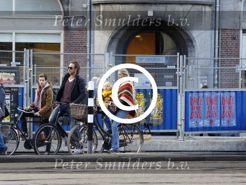 Amsterdam 10 oktober 2013
Chris Zegers met zijn vriendin Marije Braber en hun zoontje Eden op de fiets.