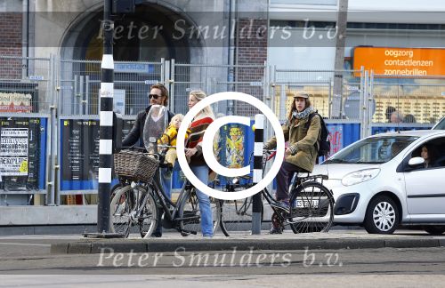 Amsterdam 10 oktober 2013
Chris Zegers met zijn vriendin Marije Braber en hun zoontje Eden op de fiets.