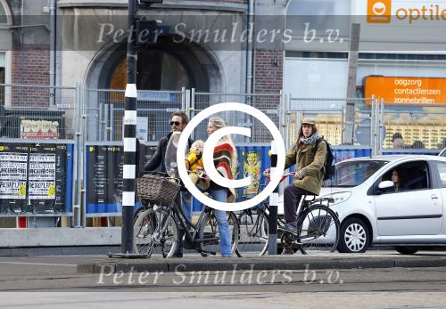 Amsterdam 10 oktober 2013
Chris Zegers met zijn vriendin Marije Braber en hun zoontje Eden op de fiets.