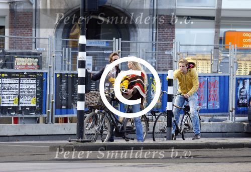 Amsterdam 10 oktober 2013
Chris Zegers met zijn vriendin Marije Braber en hun zoontje Eden op de fiets.
