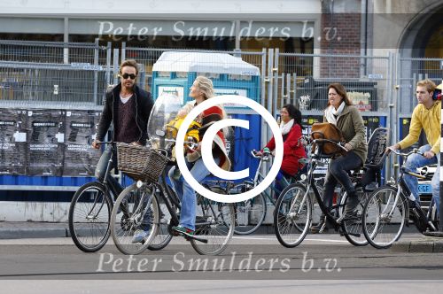 Amsterdam 10 oktober 2013
Chris Zegers met zijn vriendin Marije Braber en hun zoontje Eden op de fiets.