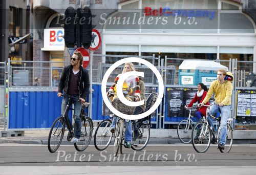 Amsterdam 10 oktober 2013
Chris Zegers met zijn vriendin Marije Braber en hun zoontje Eden op de fiets.