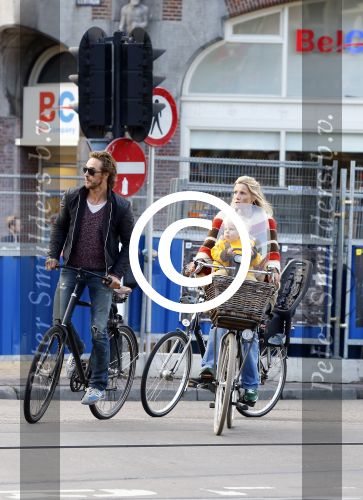 Amsterdam 10 oktober 2013
Chris Zegers met zijn vriendin Marije Braber en hun zoontje Eden op de fiets.