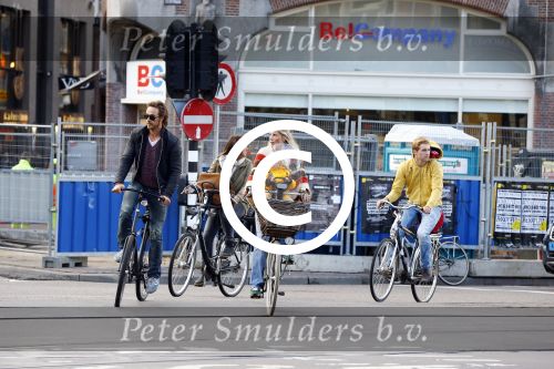 Amsterdam 10 oktober 2013
Chris Zegers met zijn vriendin Marije Braber en hun zoontje Eden op de fiets.