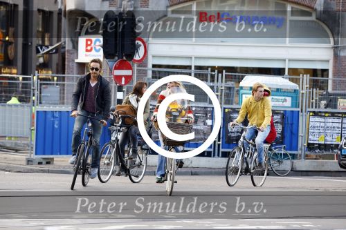 Amsterdam 10 oktober 2013
Chris Zegers met zijn vriendin Marije Braber en hun zoontje Eden op de fiets.
