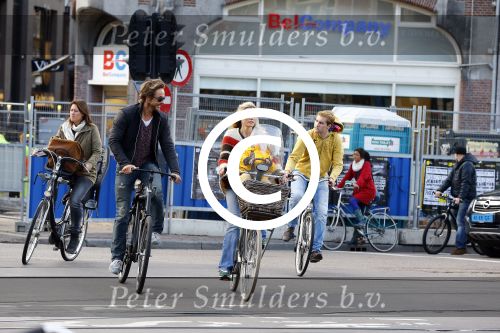 Amsterdam 10 oktober 2013
Chris Zegers met zijn vriendin Marije Braber en hun zoontje Eden op de fiets.
